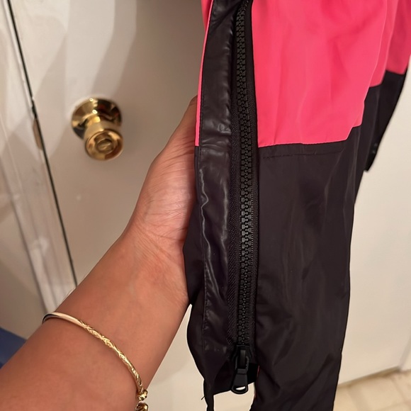 FILA Lightweight Windbreaker With Adjustable Strings - Picture 5 of 5